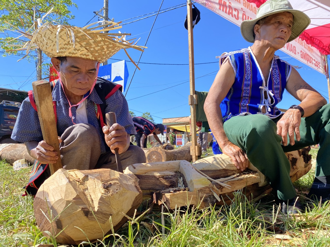 Nghệ nhân tạc tượng tại lễ hội hoa dã quỳ Gia Lai