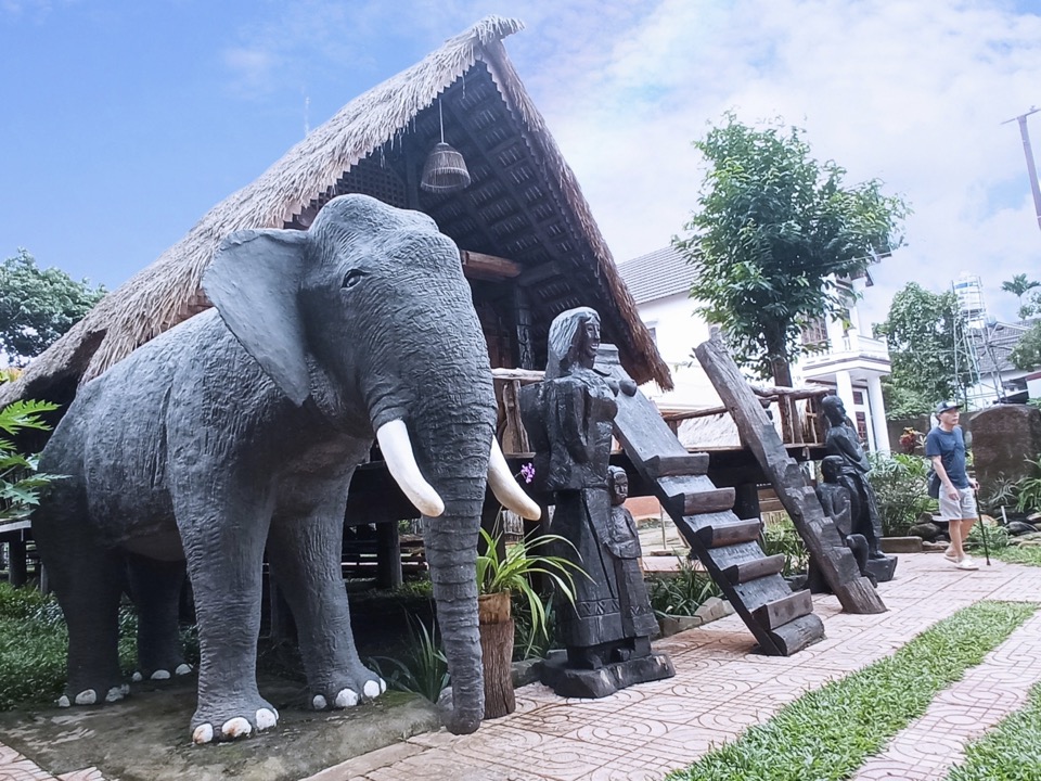 Hình ảnh gắng liền đời sống lao động sản xuất của người Ê Đê